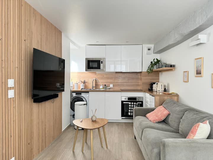 Vybavená kuchyňa a obývačka.