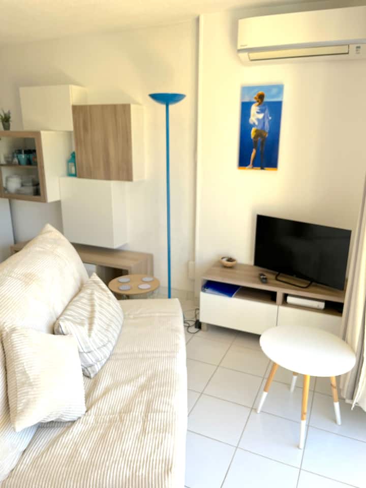 Kitanda kipya cha sofa (Mei 2025) ikiwa una zaidi ya watu 4.
Kiyoyozi kinachoweza kubadilishwa-kipasha joto ili kupoza au kupasha joto fleti. 
Kwa starehe ya kiwango cha juu!