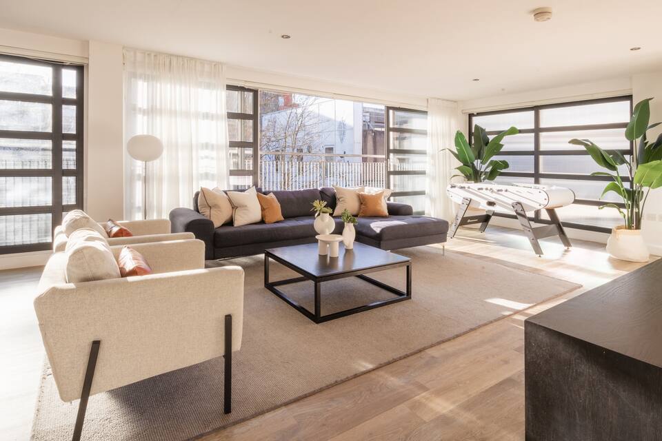 A glass-walled treetop penthouse, Leicester, England, United Kingdom, photo 10 of 10
