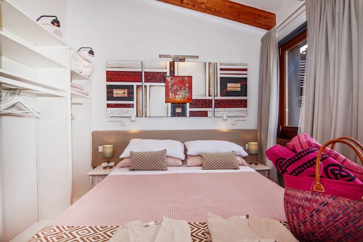 El tercer dormitorio "Toro" cuenta con una cama de 160 cm (queen), armarios y TV inteligente de 40pulgadas. Calefacción.