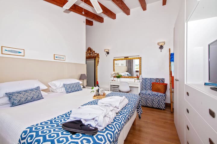 Dormitorio principal principal "Pescado", cuenta con baño privado, cama de 180 cm (tamaño king), armarios grandes, tocador, TV inteligente, calefacción. Puede acomodar una cama de bebé (disponible bajo petición).
