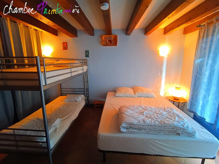 Საგაზაფხულო ოთახი:  უსაფეხურო პირველ სართულზე: 1 ორადგილიანი საწოლი 160  და 1 ორსართულიანი საწოლი (სძინავს 4)  