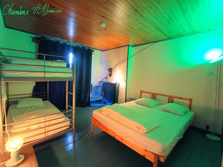 ალბარინის ოთახი:
საწოლი 160 მეხსიერების ლეიბში. 
ორსართულიანი საწოლი