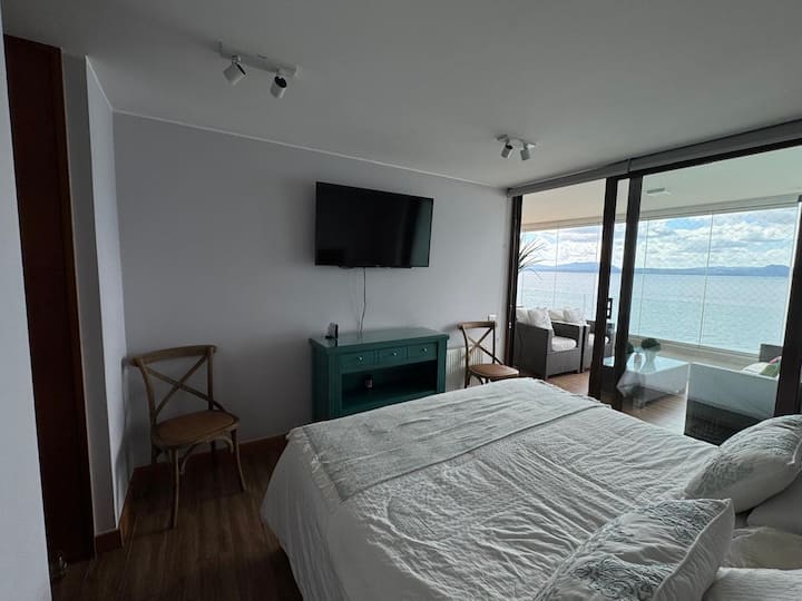 主楼设有露台出口，可欣赏清澈的湖景 