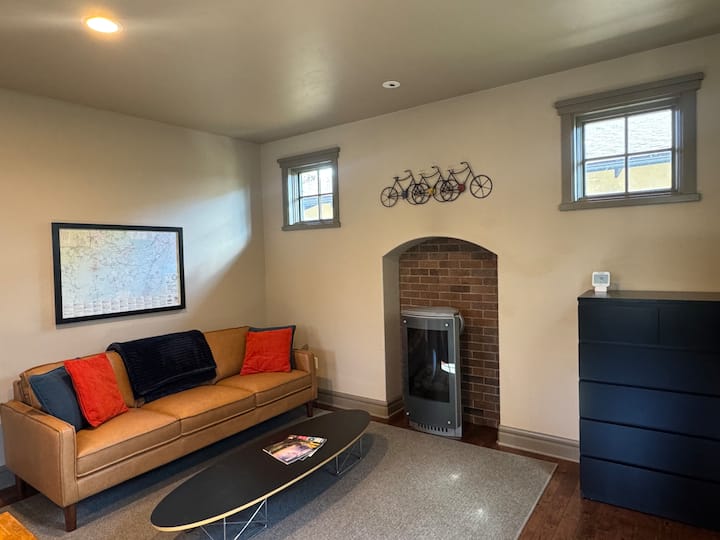Steps From Downtown! Private, Modern Apartment - Bend, OR