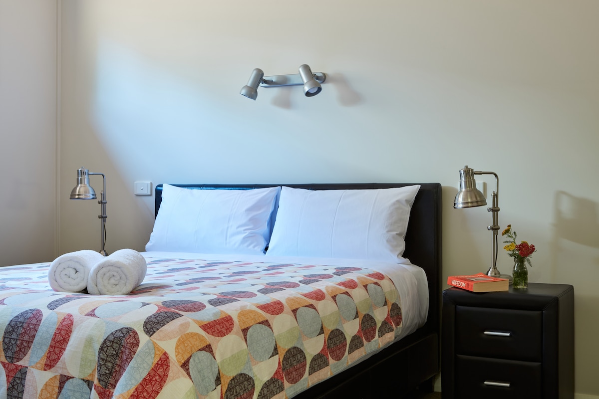 غرفة النوم الرئيسية ، سرير حجم وسط