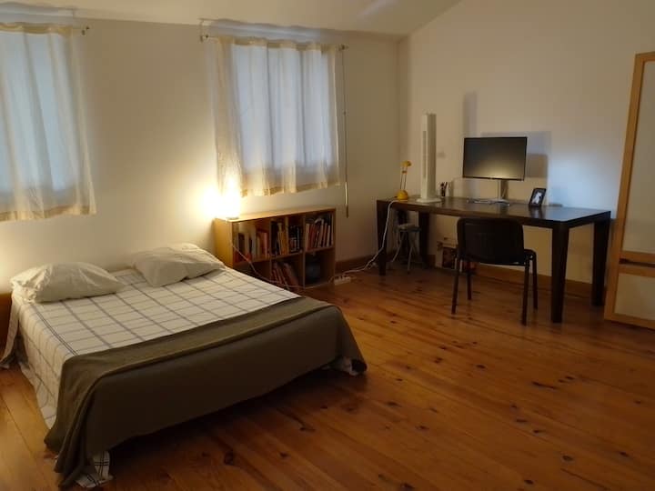 25平方米的大卧室，客厅上方很安静，配有大桌子、书籍、装饰。