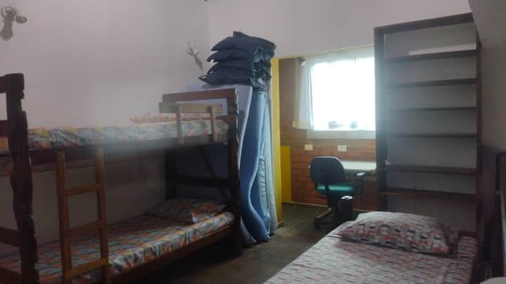 Ანტრესოლი (საძინებელი 2) ტყუპი საწოლებით, ორსართულიანი საწოლით, ვენტილატორით, წიგნების კარადით და ოფისით მაგიდით და სკამით Wi-Fi და ინტერნეტის კაბელით. Არის 4 ცალკეული ერთადგილიანი ლეიბი.