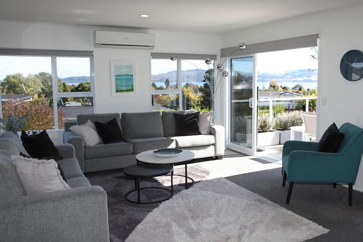 Large Family Home With Lake Views - Taupō