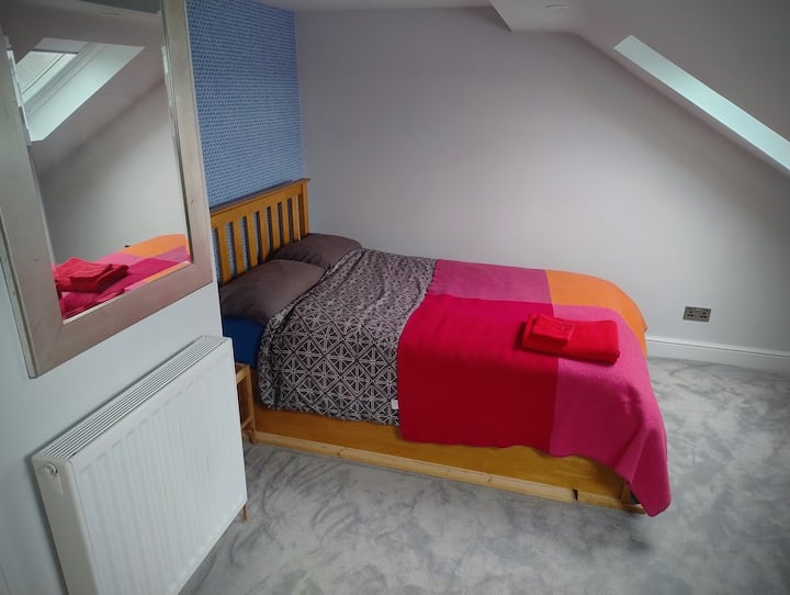 Airy Double+desk. Guest Floor- Kitch+bath. - Leyton