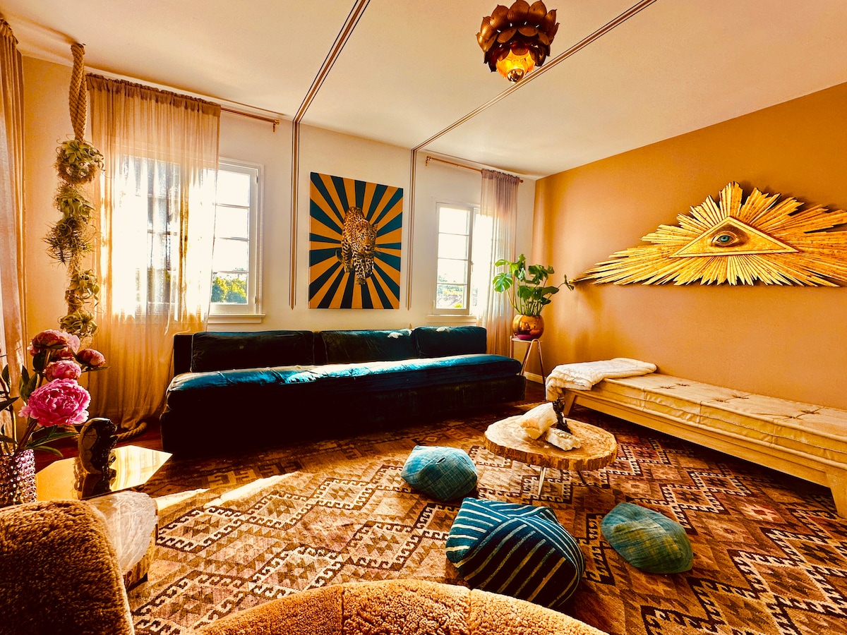 Vychutnajte si skvelý dizajn interiéru v pokojnej obývacej izbe.