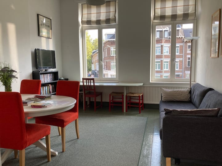 ห้องนั่งเล่น/ห้องรับประทานอาหารพร้อมโซฟาเบดที่ดึงออกมาเพื่อให้เป็นเตียงคู่มาตรฐาน (กว้าง 140 ซม.)