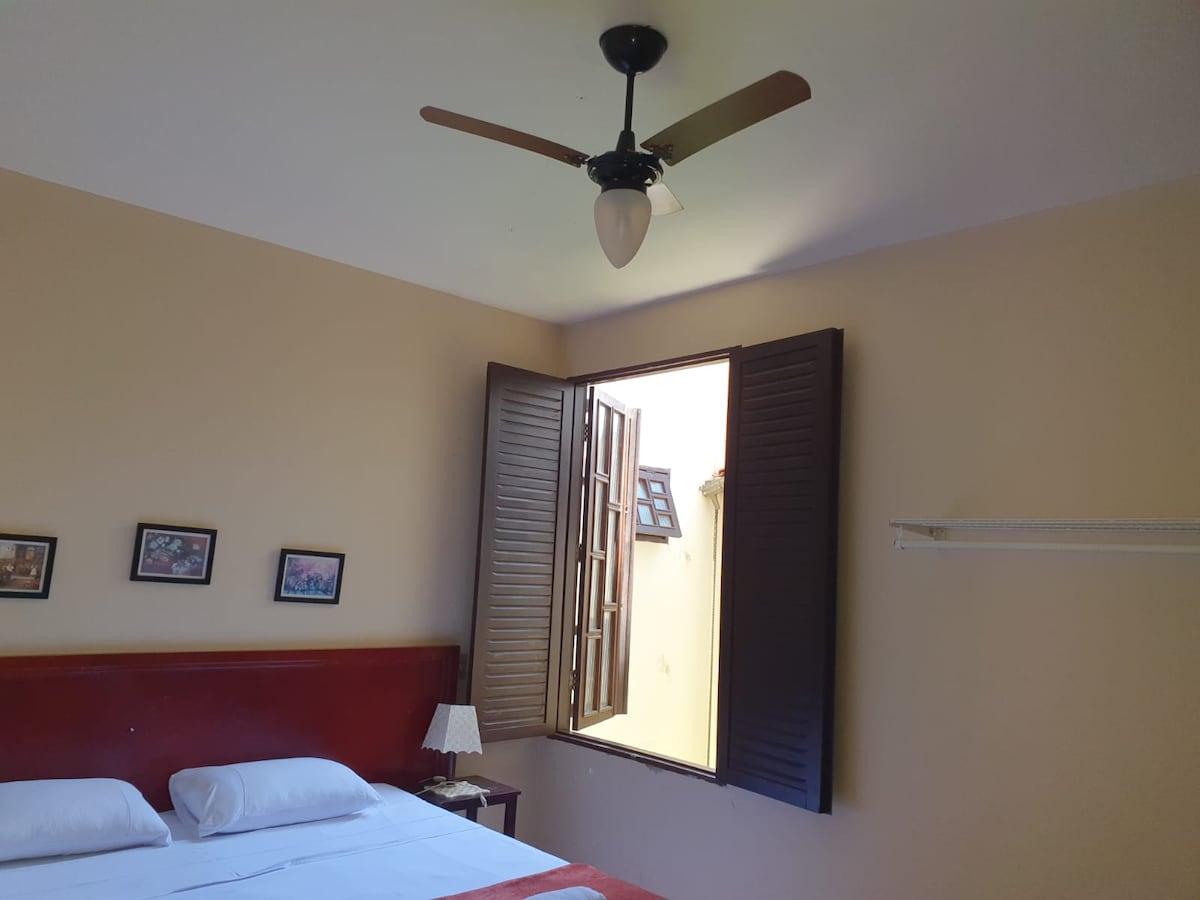 Amplo quarto arejado, com ventilador de teto, com uma cama tamanho king, composta por dois módulos que, quando separados se transformam em duas camas de solteiro. 
Banheiro privativo todo azulejado, box com cortina plástica.

