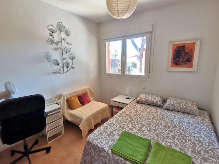 Un sofá cama, cama matrimonio, escritorio pequeño y sillón. Armario empotrado. Foto 2025 