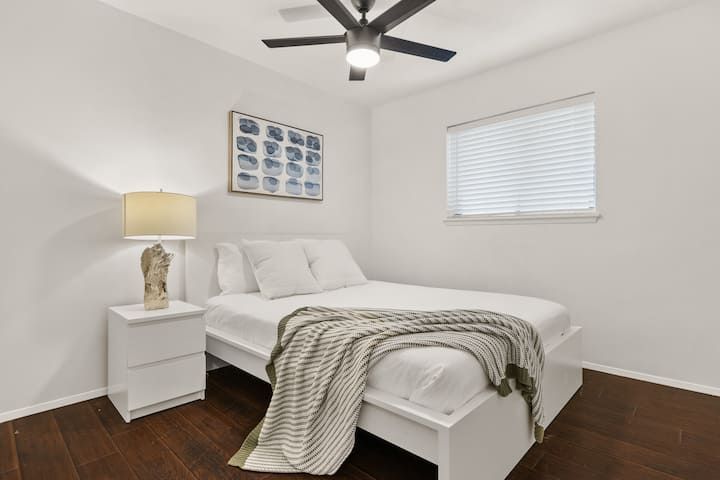 Spálňa 3 má manželskú posteľ.