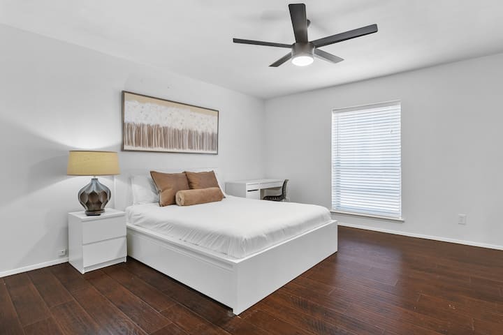 Hlavná spálňa je veľká a má pracovný priestor s počítačovým stolom a nástennou televíziou.