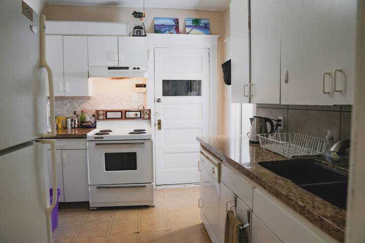 Cozy Bungalow – Great Location! (2 bedrooms +) gallery image 4