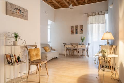 Julie - House of the '700