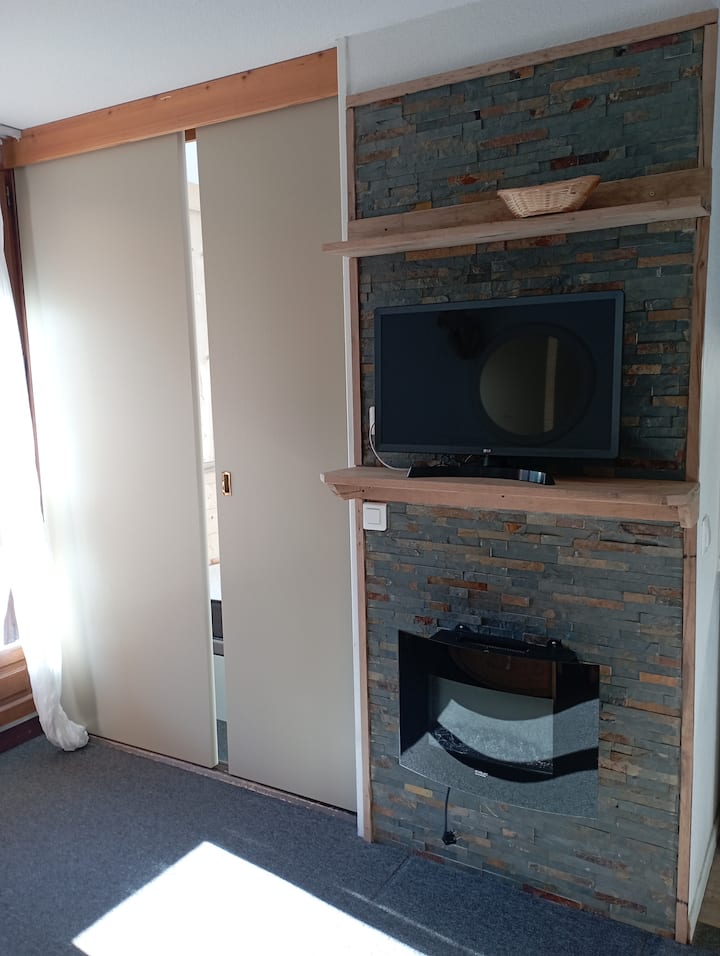 Свързан кът за телевизор, електрическа камина