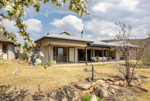 Castle Rock Mountain & River Farmhouse, Underberg