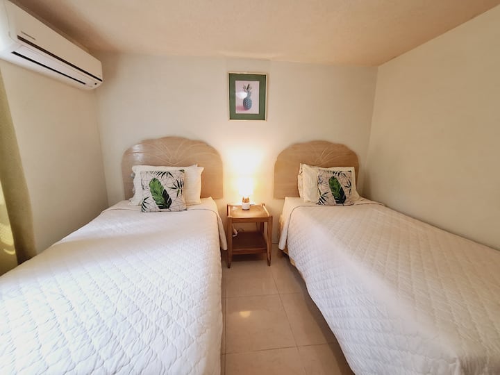 ห้องนอนชั้นล่างมีเครื่องปรับอากาศพร้อมเตียงแฝด ตู้ลิ้นชักในตัวพร้อมตู้เสื้อผ้า สามารถทำให้เป็นเตียงคิงไซส์ได้ตามคำขอ