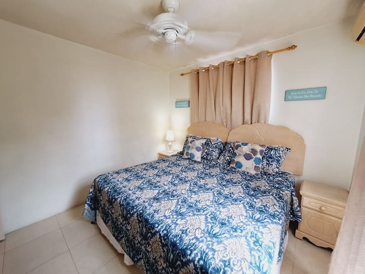 ห้องนอนปรับอากาศพร้อมเตียงคิงไซส์ พัดลมเพดาน ตู้ลิ้นชักและตู้เสื้อผ้าในตัว สามารถทำให้เป็นเตียงแฝด (2) เตียงได้ตามคำขอ