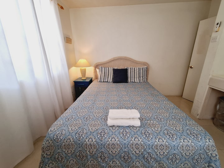 ห้องนอนปรับอากาศพร้อมเตียงควีนไซส์ พัดลมเพดานและตู้เสื้อผ้าในตัว