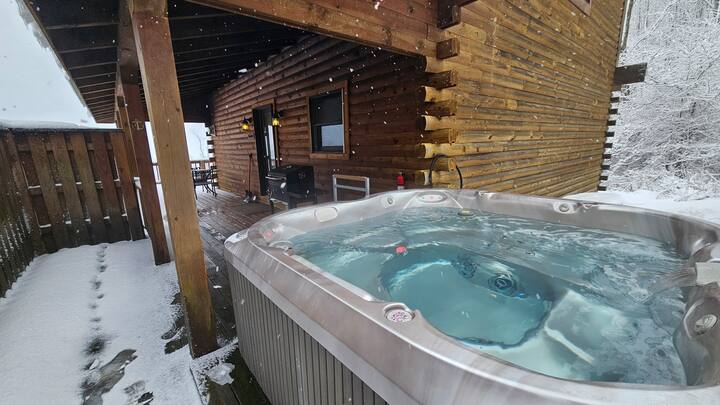 Majestic Cabin- Hot Tub, A/C, Pool Table, King Bed