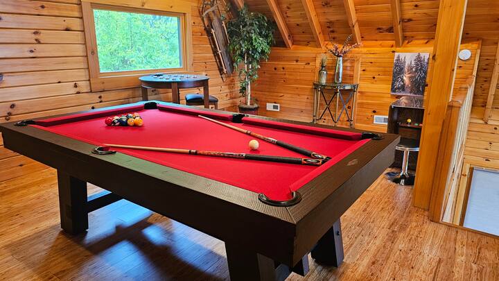 Majestic Cabin- Hot Tub, A/C, Pool Table, King Bed