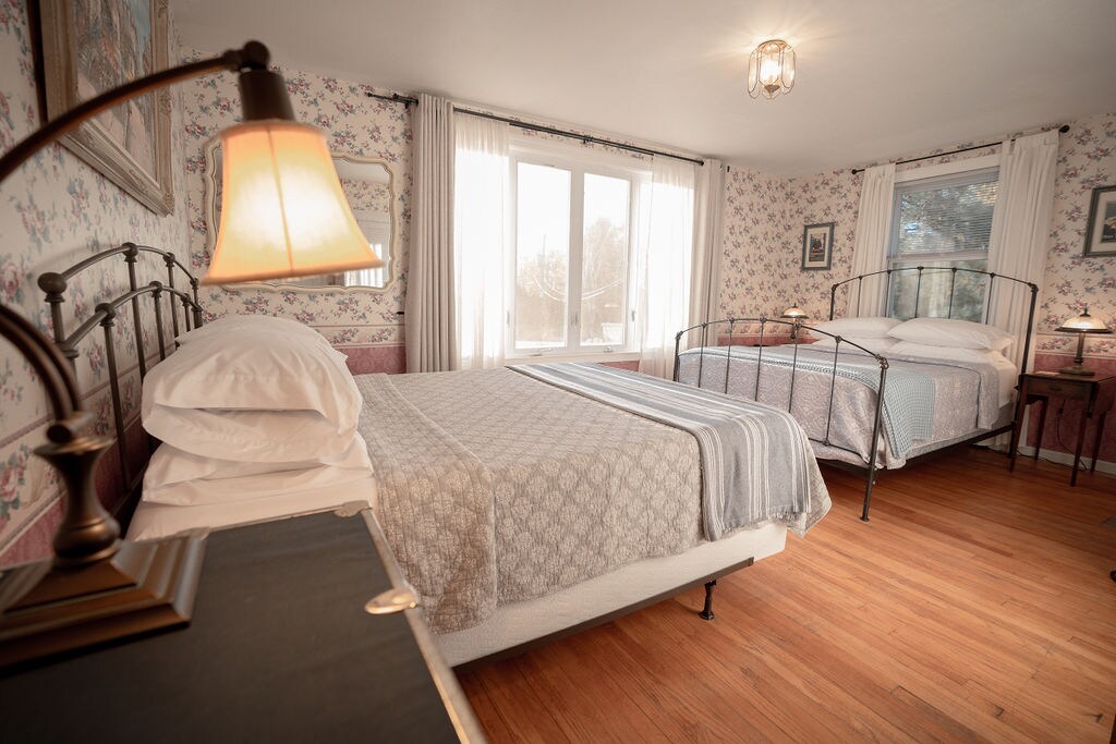 Historic 1873 Farmhouse Near Vineyards & Orchards - Houses