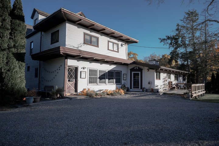 Historic 1873 Farmhouse Near Vineyards & Orchards - Houses