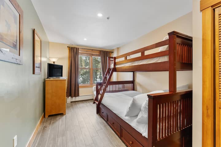 客房配有双人双层床、双人沙发床和平面电视。 