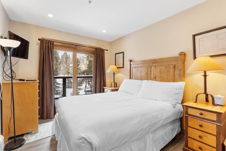 第二间客房设有独立阳台和标准双人床。