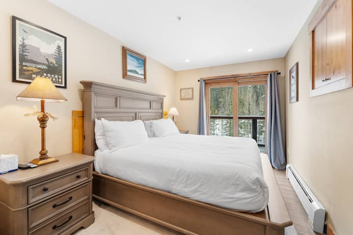 主卧配备加大双人床、电视、套内卫生间，可通往主阳台。 