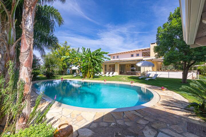 Apartment Deluxe with pool in Lecce