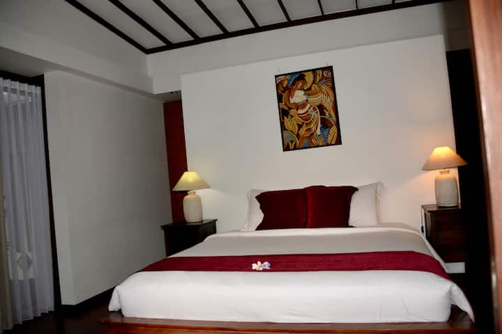Bedroom 1. Ensuite with queen bed, spacious wardrobe area and a woke table.