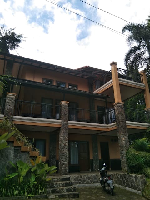 Villa Istana Bunga Blok D no 8