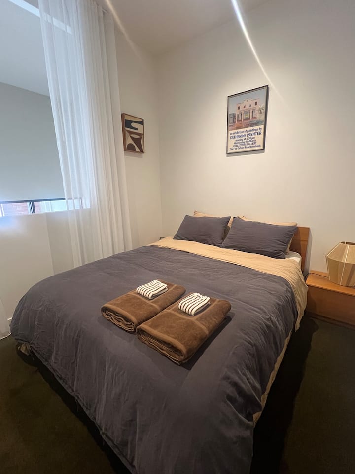 El dormitorio está arriba y tiene vistas a una de las áreas de estar, con cortinas en bloque para una noche de sueño reparador.