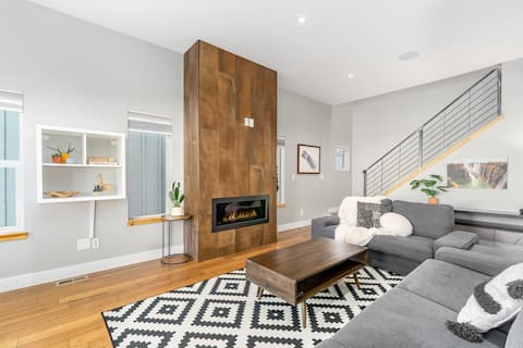 Downtown Mountain Views Craftsman Stunner 5 bd/4b