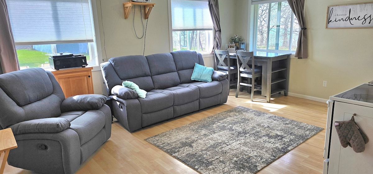 Всекидневната - кухня  - трапезария е една отворена концептуална стая.