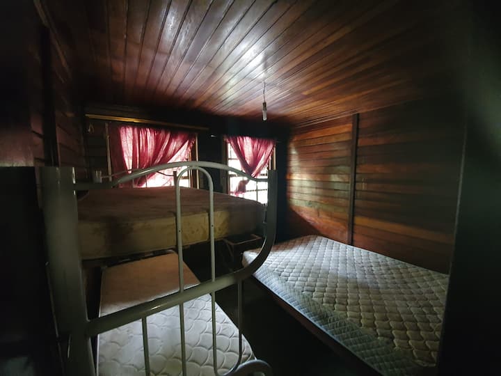 Тази стая се намира в дървената къща, втората къща, която ще бъде отворена според броя на гостите