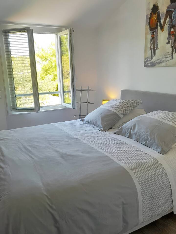 Soba se sastoji od kreveta 160 /200, što donosi ugodnu jednostavnost.
Madrac je visoke kvalitete. Ormar vam omogućuje odlaganje odjeće na vješalicama . 
Kupaonica je nastavak prostorije.