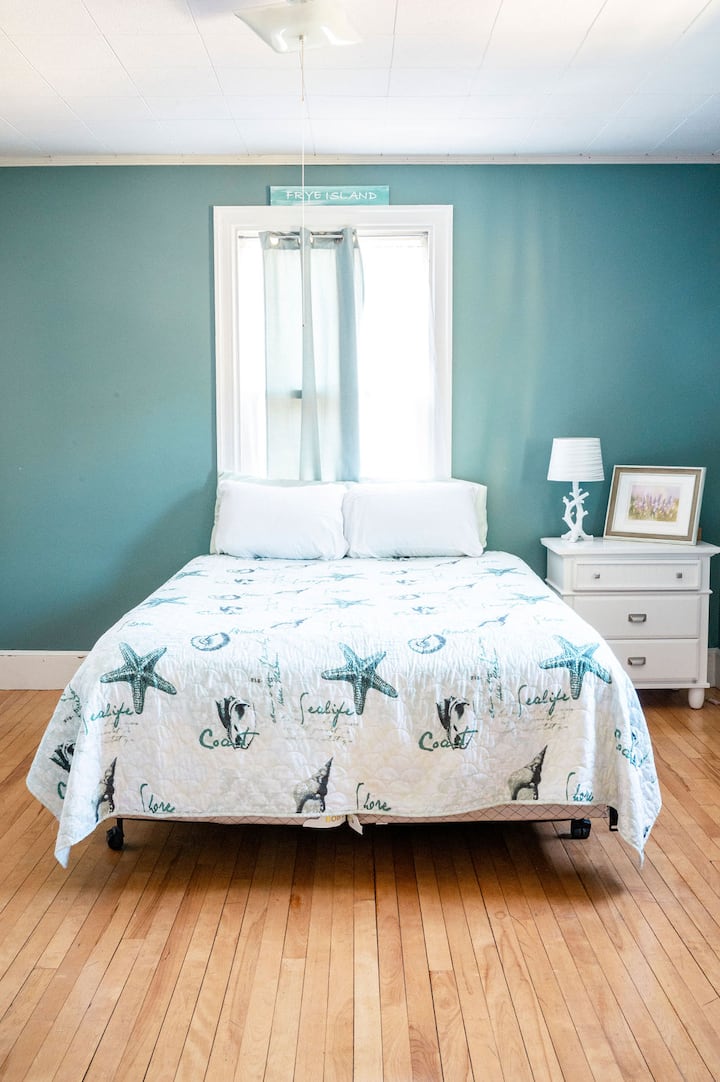 Deléitate con el acogedor encanto de mi condominio en el segundo piso con dos dormitorios con aire acondicionado (ambos con camas de lujo tamaño queen), cada uno meticulosamente diseñado para una noche de sueño reparador. Cada uno tiene un baño contiguo.