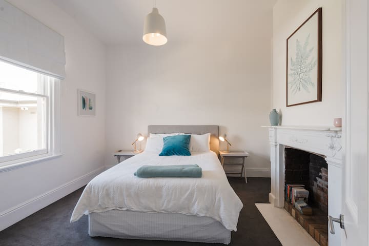 El dormitorio 2 también cuenta con una cama tamaño queen. 