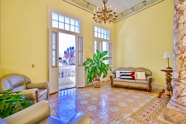 Salón (compartido) neocolonial luminoso y espacioso con balcón con vistas a la bulliciosa calle de La Habana Vieja