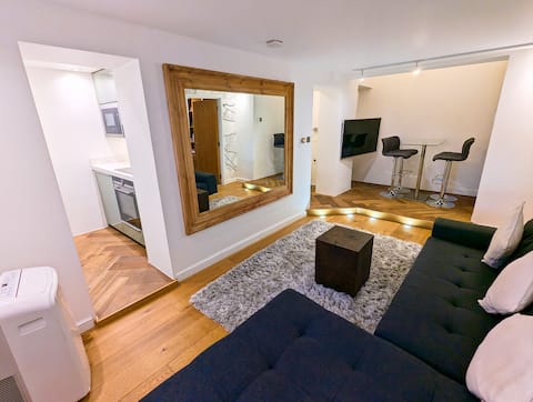 Popular Airbnb listing: Modern Kensington Apt | King Bed + AC | Near Tube in Kensington And Chelsea