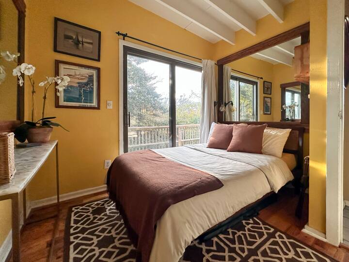 "الغرفة الصفراء" مع إمكانية الوصول إلى شرفة خاصة وسرير كامل.