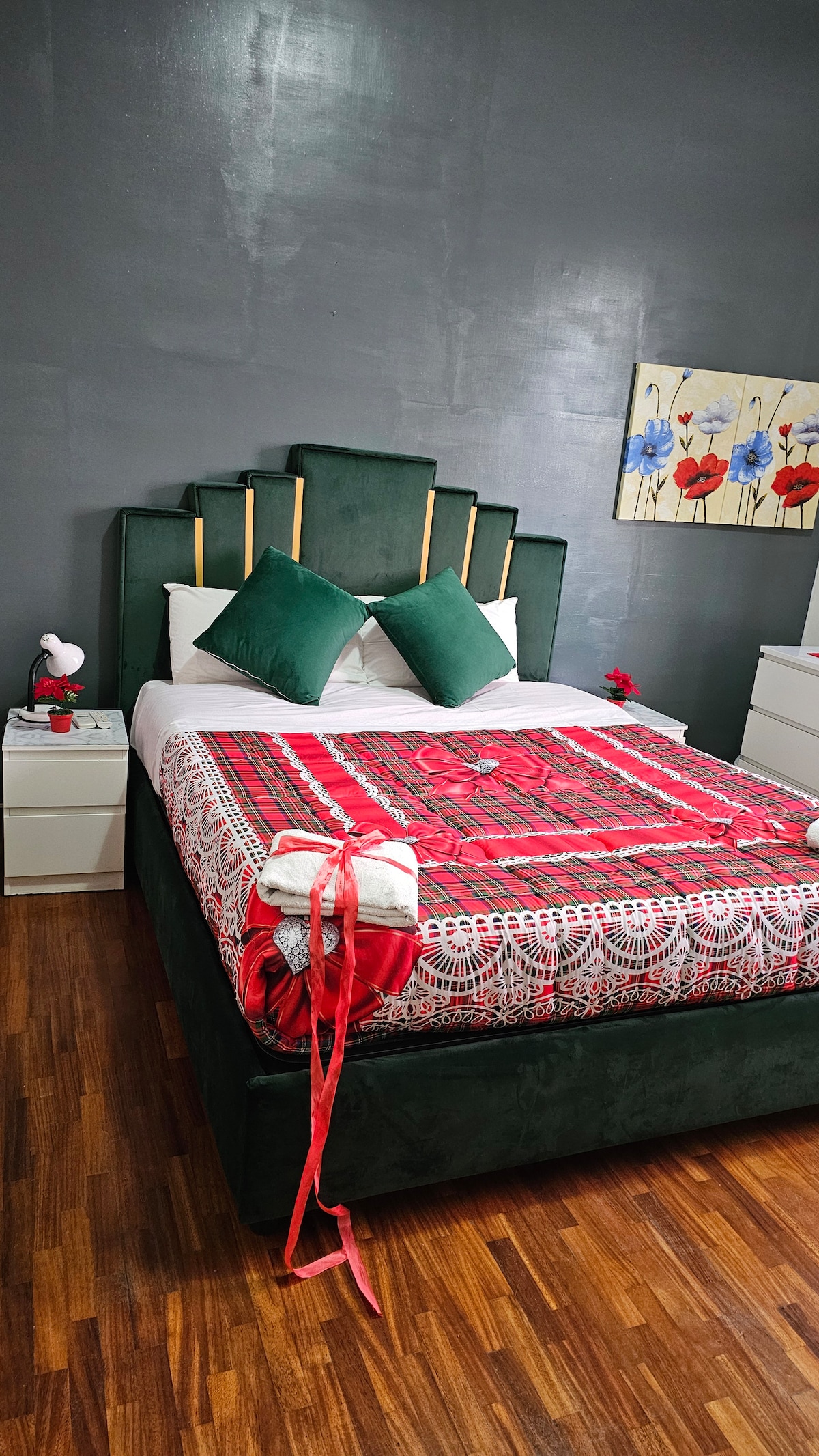 სამადგილიანი საძინებელი ფანჯრით და სააბაზანოთი  nu2


















































