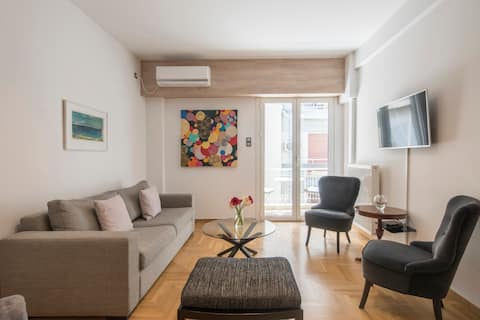 Top Airbnb: Deluxe Stylish 2 Bedroom Condo, Hip Central Athens in ΠΛΑΣΤΗΡΑ