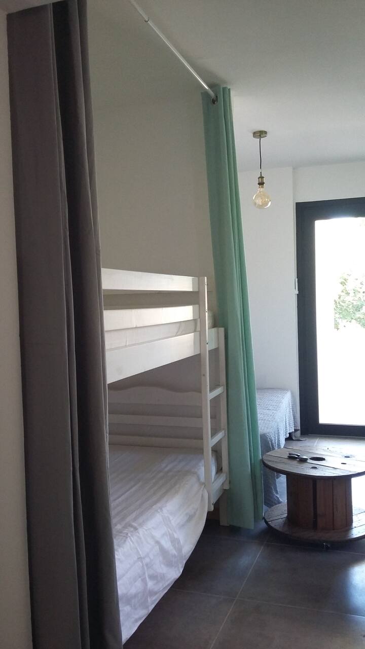 ห้องนอนที่ 5 ห้องอคาเซีย 2 ห้อง (พื้นที่นอนเหมาะสำหรับเด็กหรือวัยรุ่น)
ติดกับห้องน้ำ 3.